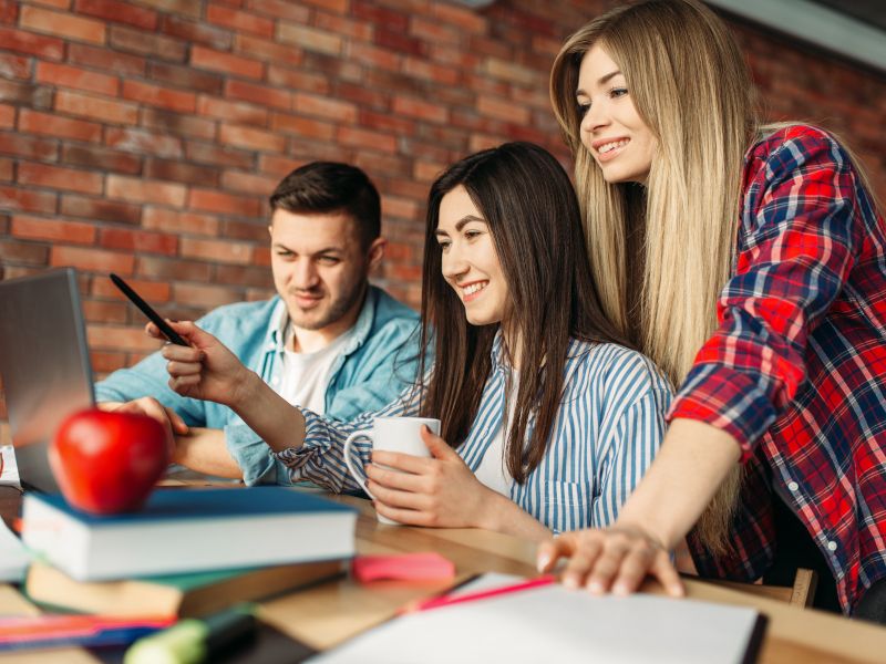 Estudiantes que están realizando talleres Online.