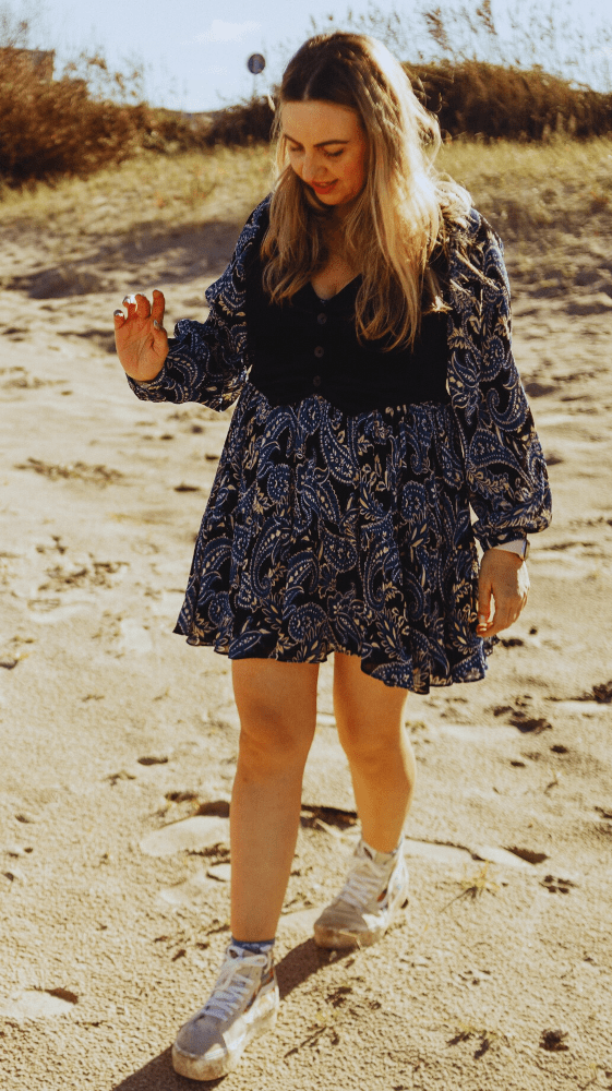 Imagen de Ana Parro caminando por la playa.